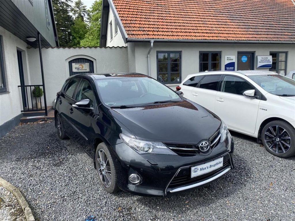 Toyota-Auris-2012