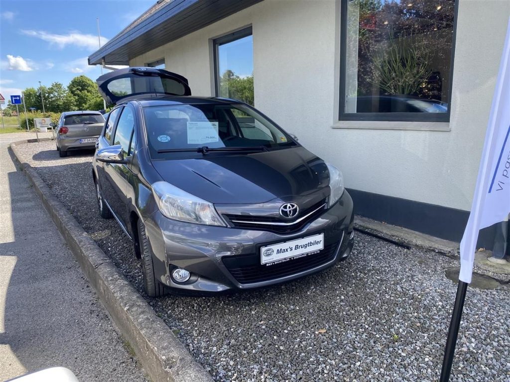 Toyota-Yaris-2011