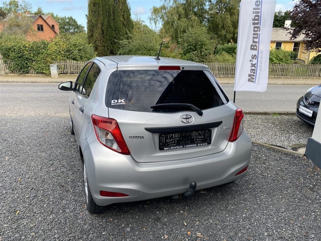 Toyota-Yaris-2012