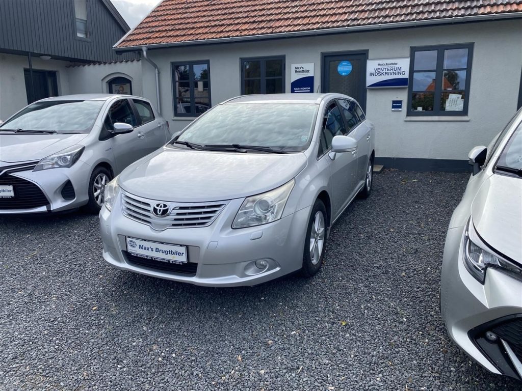 Toyota-Avensis-2010
