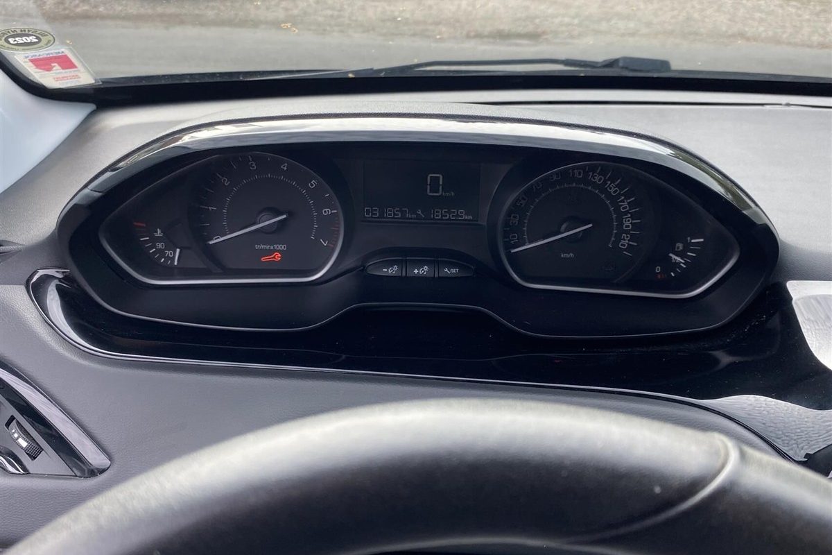 Peugeot-208-2017-5
