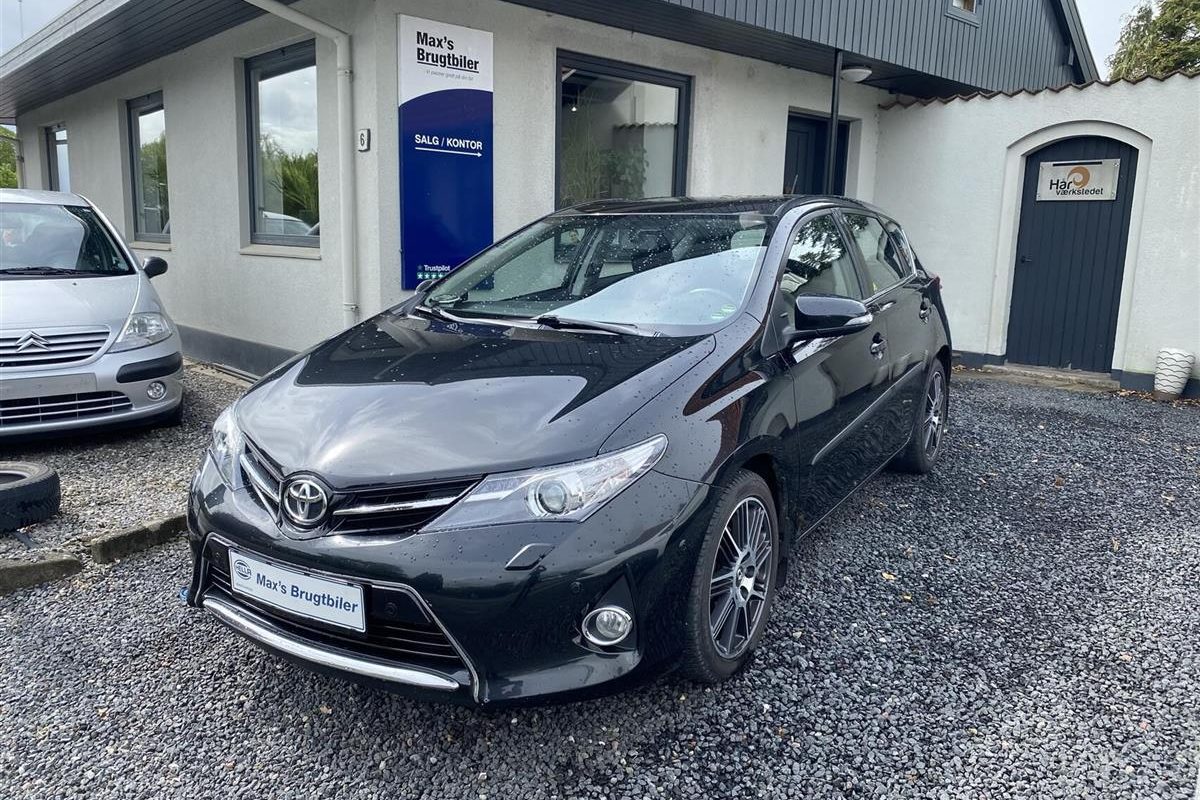 Toyota-Auris-2012-1