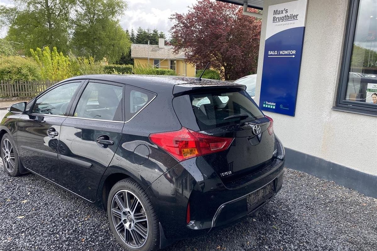 Toyota-Auris-2012-2