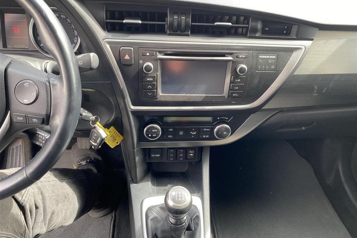 Toyota-Auris-2012-3