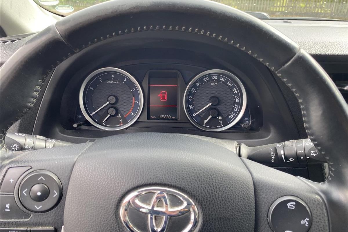 Toyota-Auris-2012-4