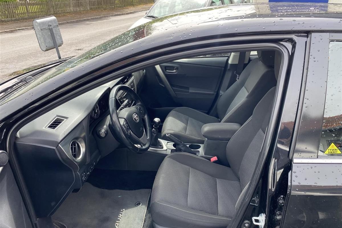 Toyota-Auris-2012-5