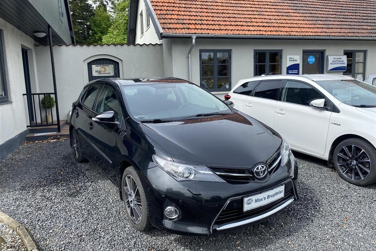 Toyota-Auris-2012