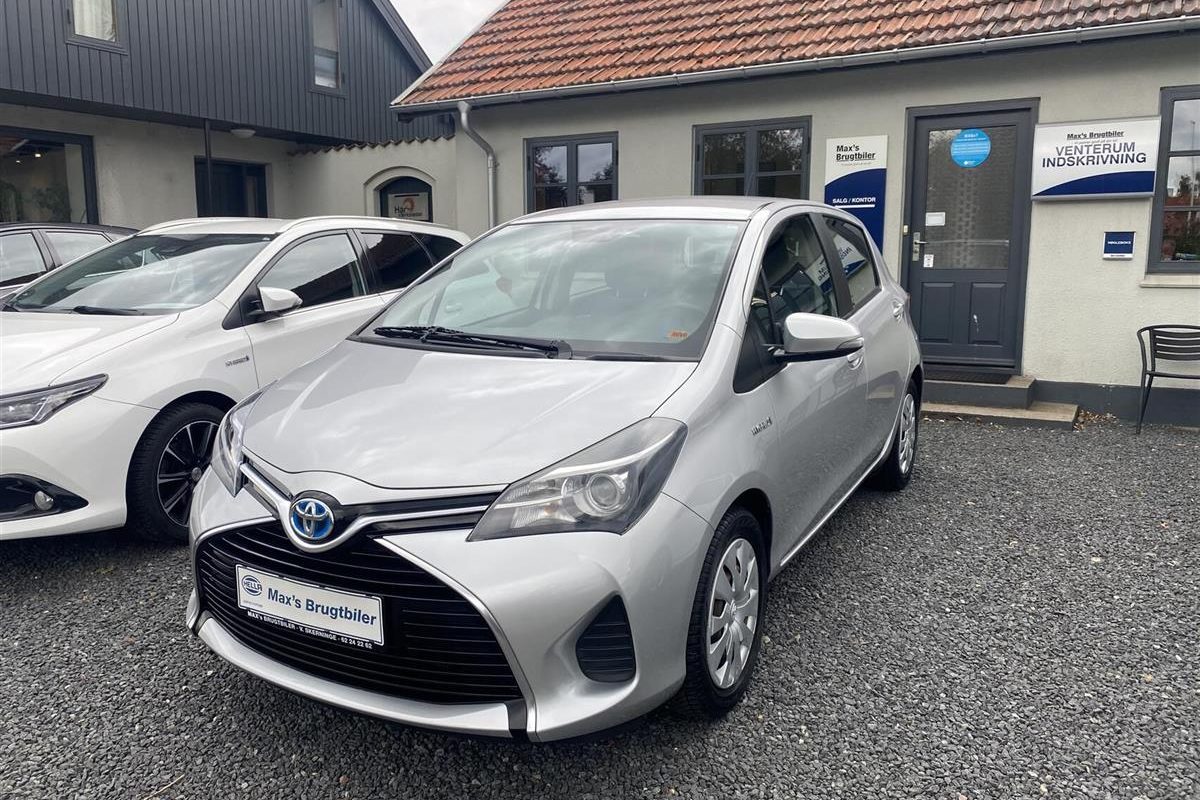 Toyota-Yaris-2014-1