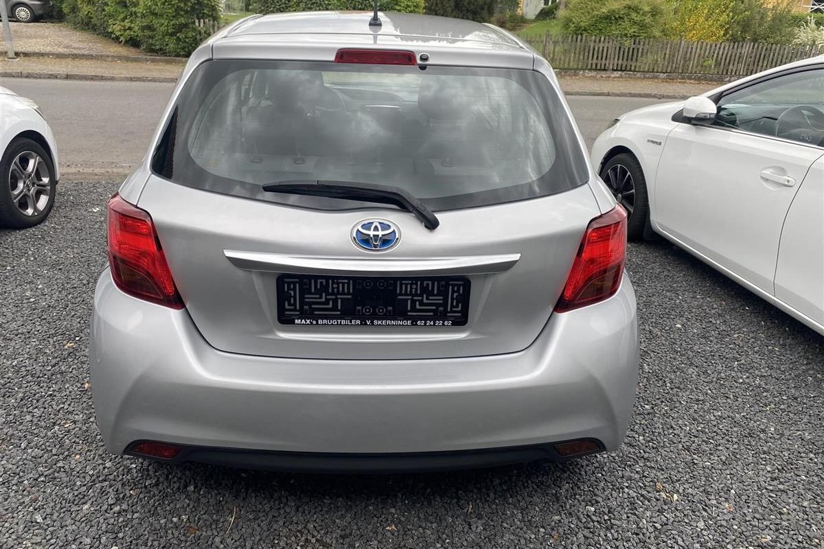 Toyota-Yaris-2014-3