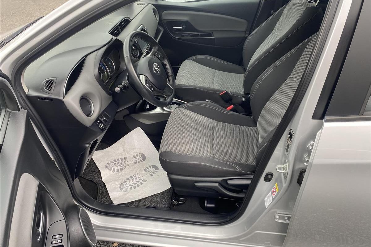 Toyota-Yaris-2014-4