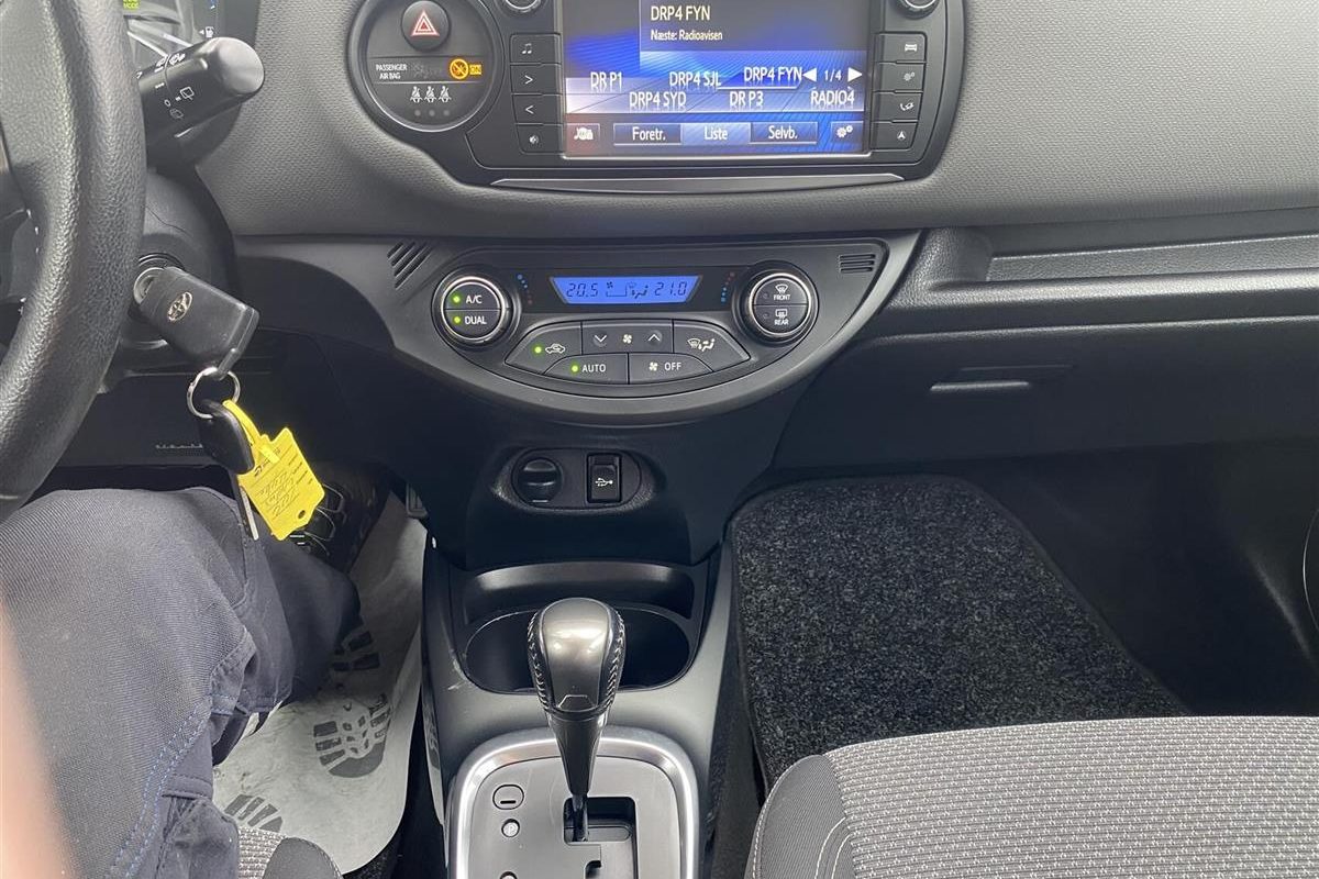 Toyota-Yaris-2014-6