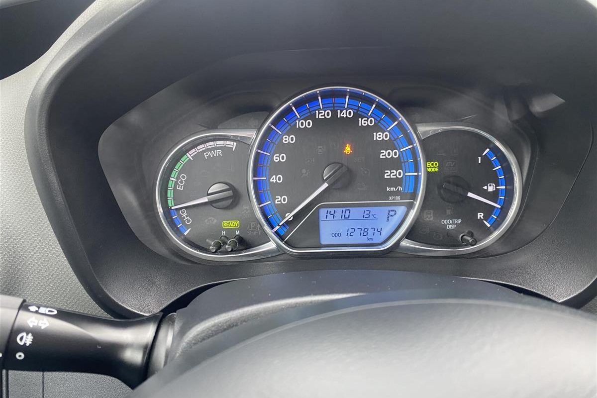 Toyota-Yaris-2014-7