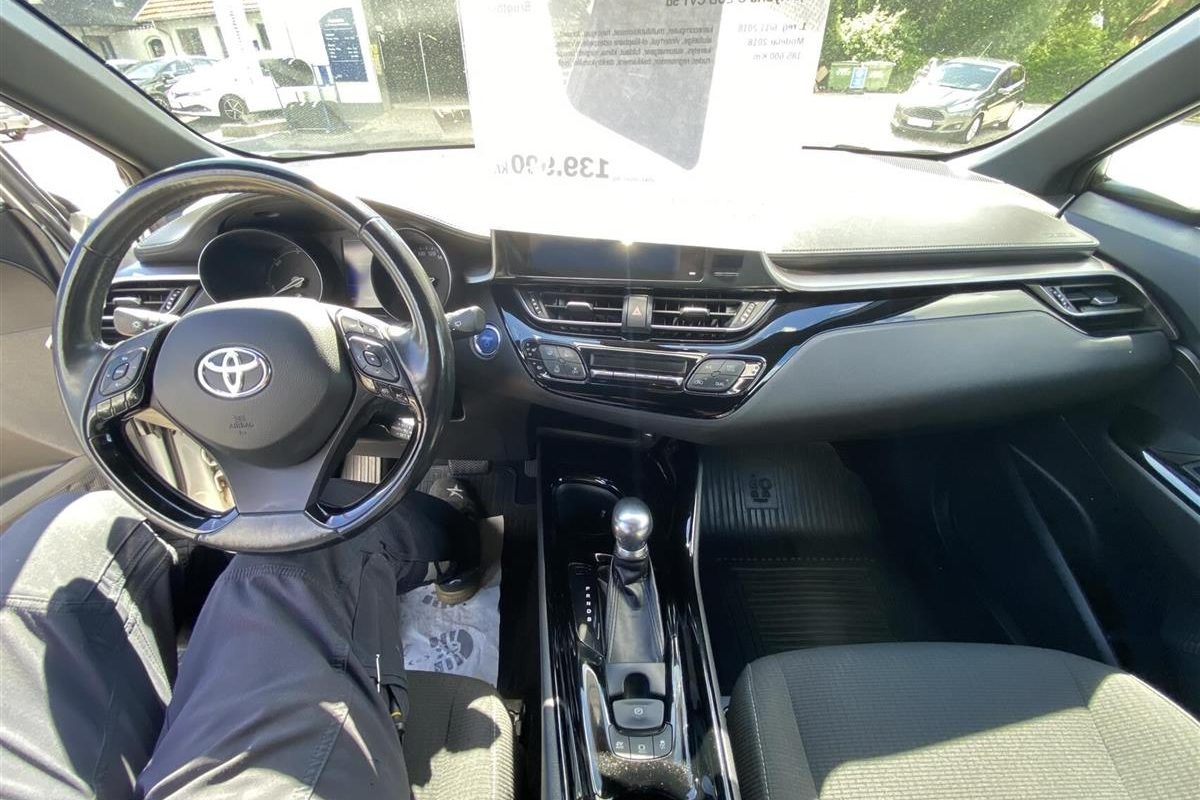 Toyota-C-HR-2018-4
