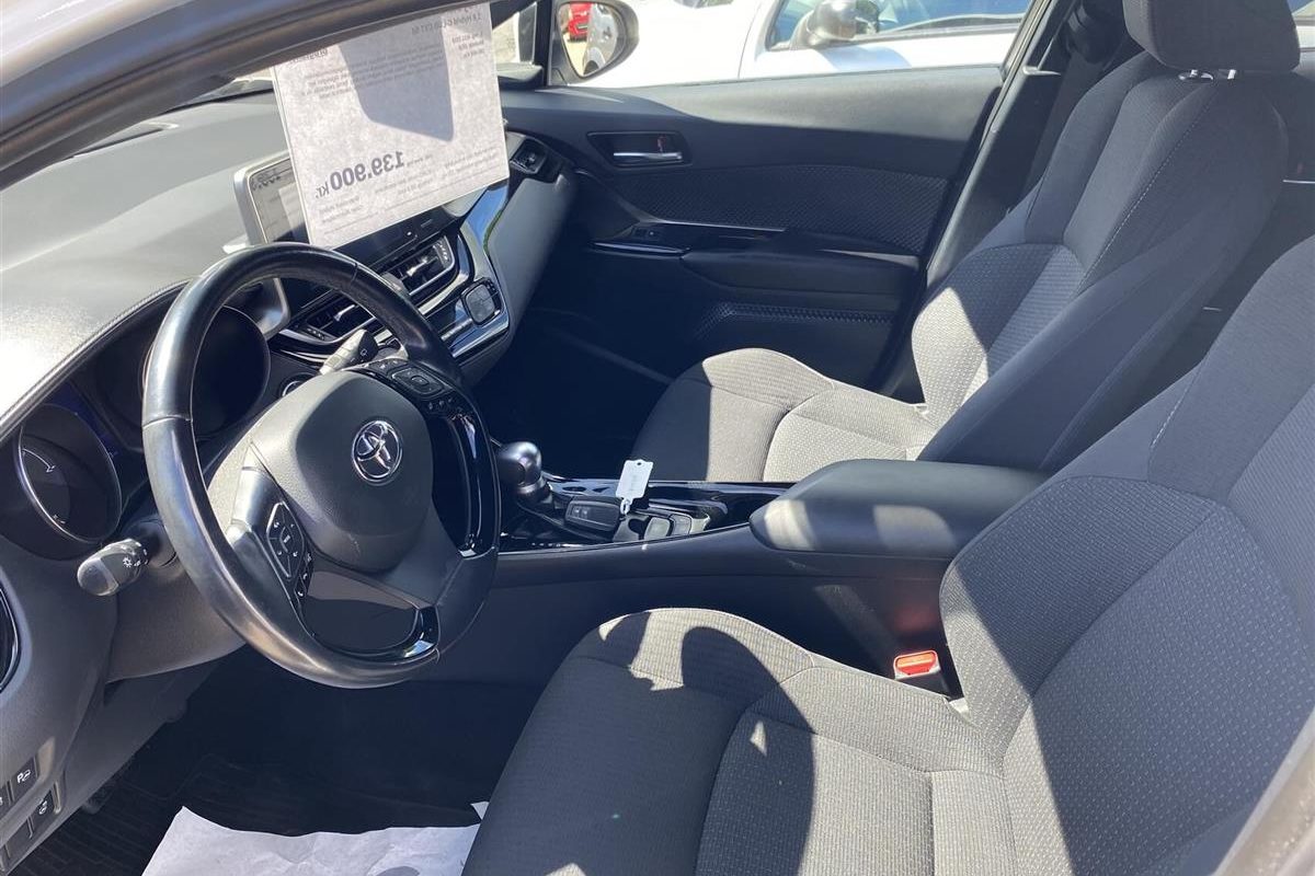 Toyota-C-HR-2018-6