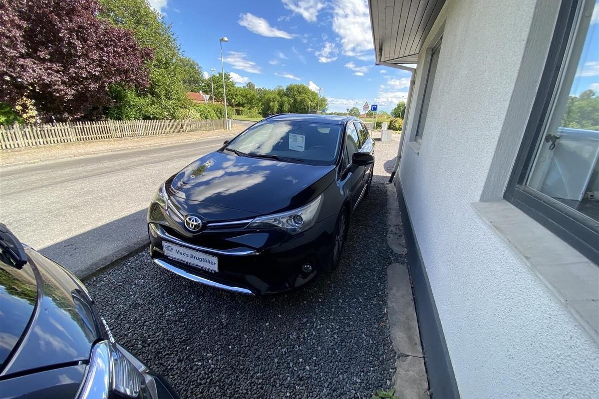 Toyota-Avensis-2016-1