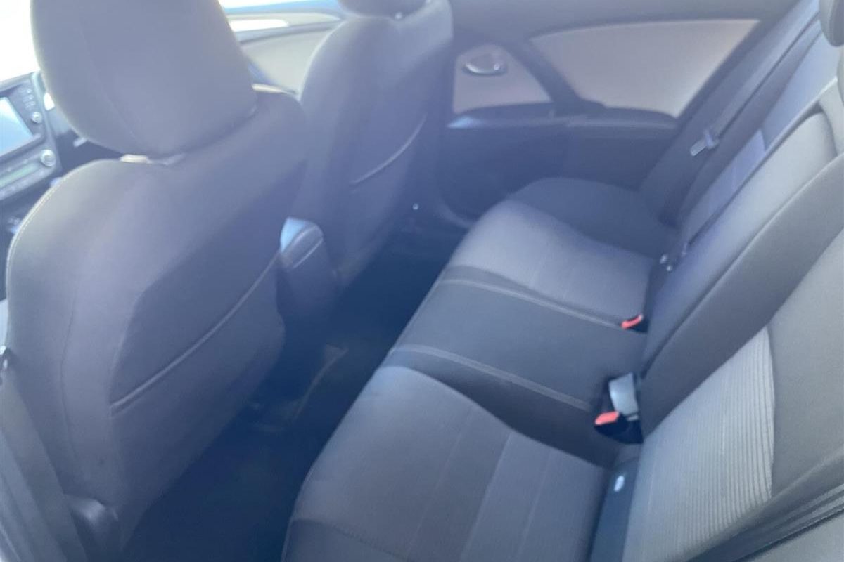 Toyota-Avensis-2016-10