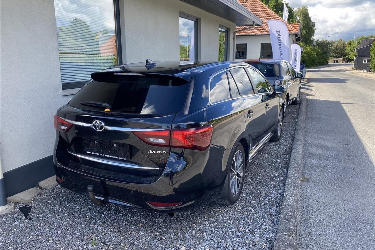 Toyota-Avensis-2016-2