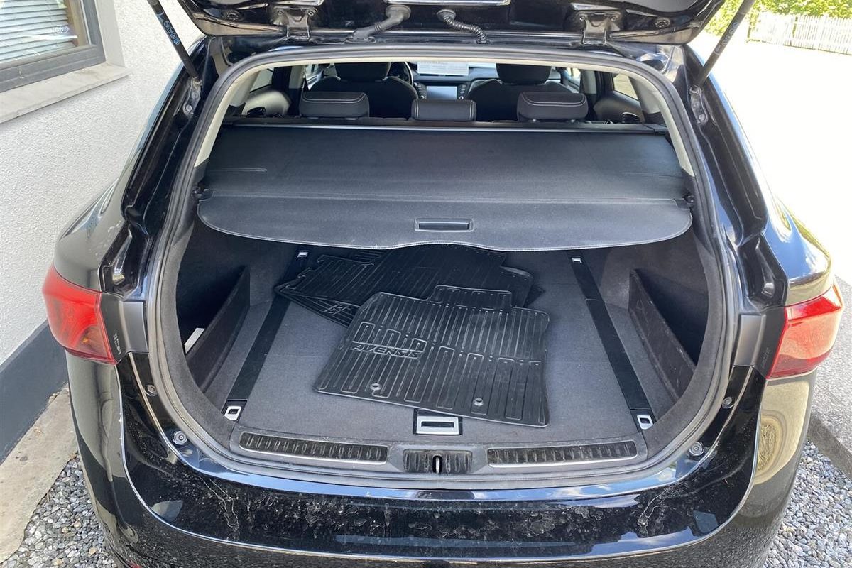 Toyota-Avensis-2016-3