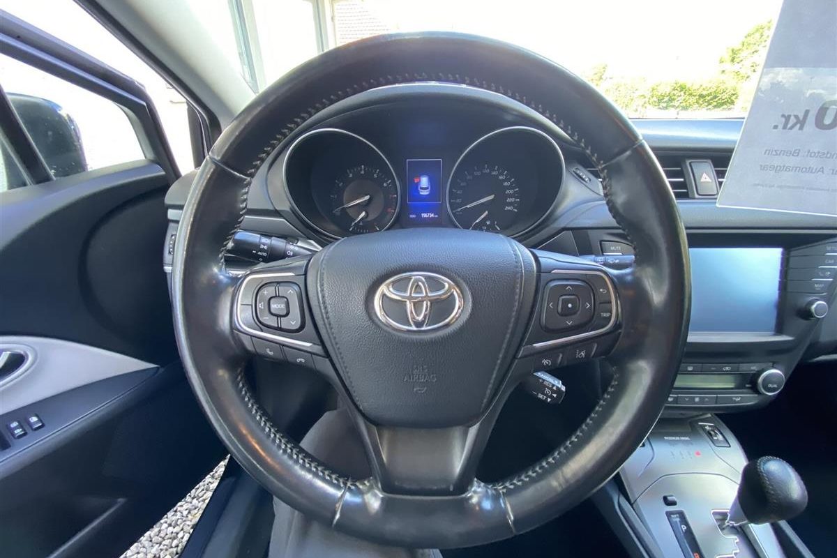 Toyota-Avensis-2016-4