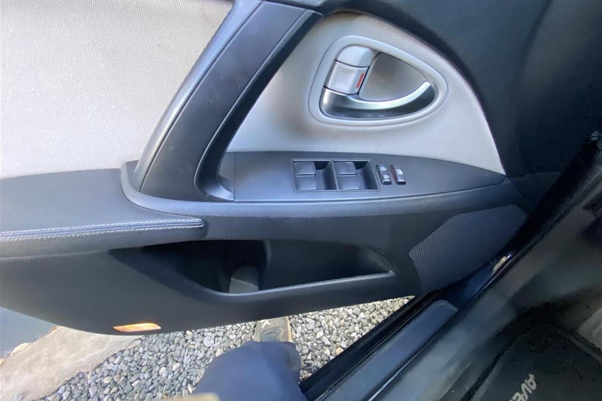 Toyota-Avensis-2016-5
