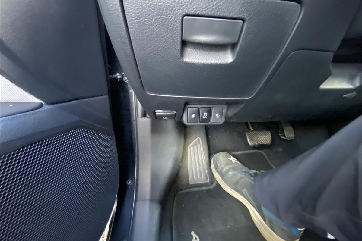 Toyota-Avensis-2016-6