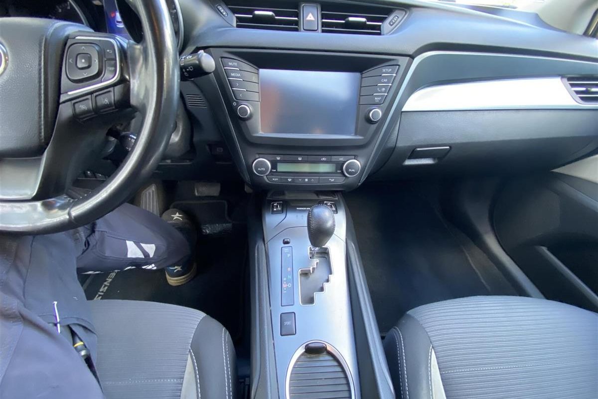 Toyota-Avensis-2016-7