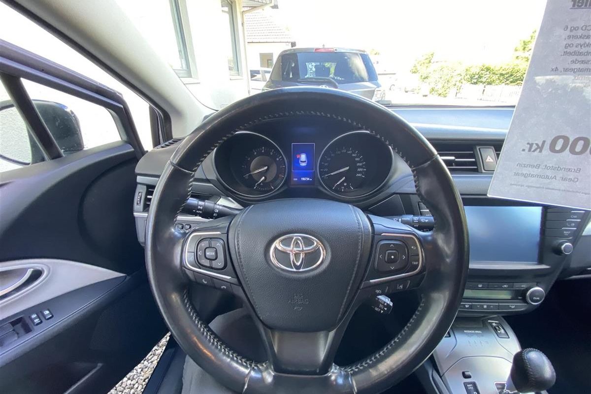 Toyota-Avensis-2016-8