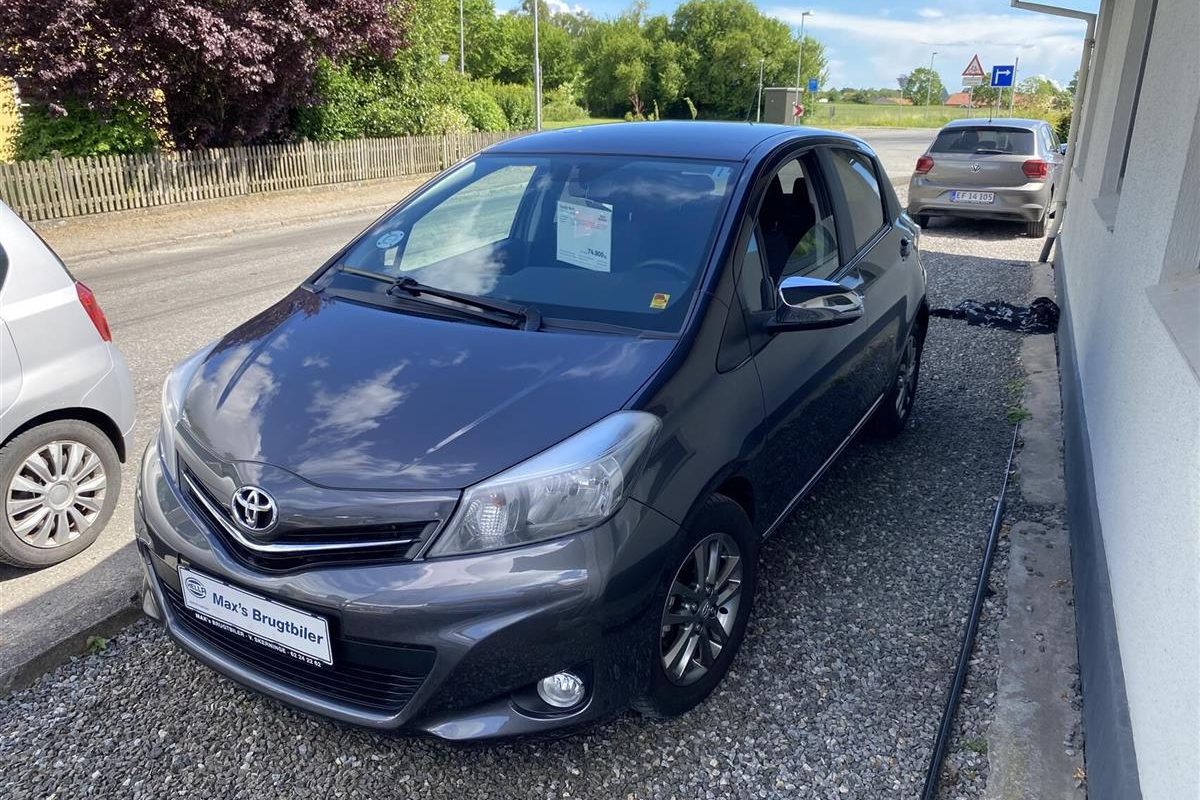 Toyota-Yaris-2011-1