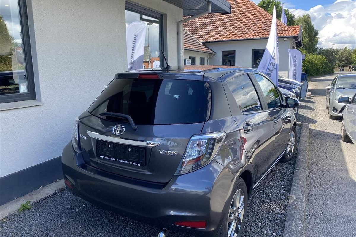 Toyota-Yaris-2011-2