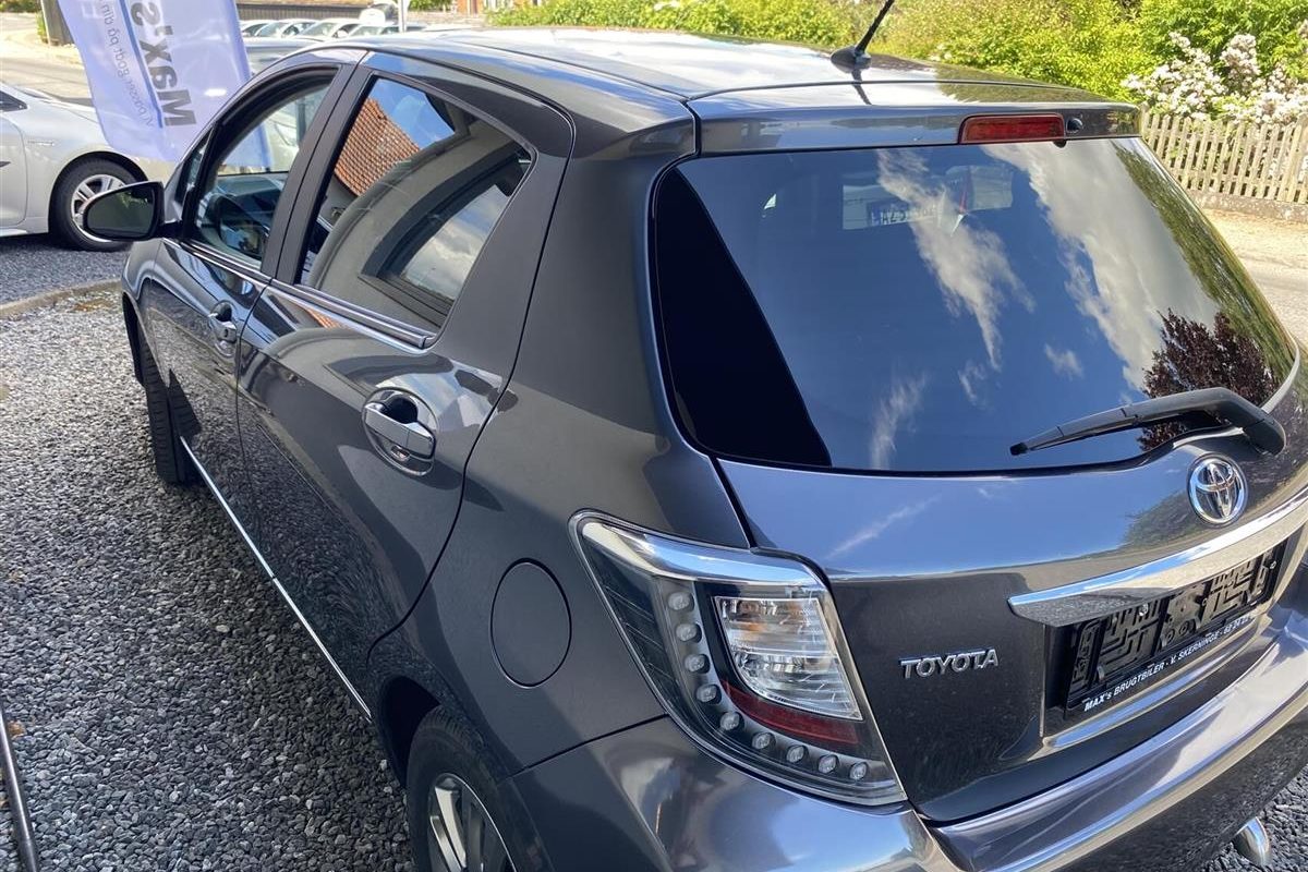 Toyota-Yaris-2011-3