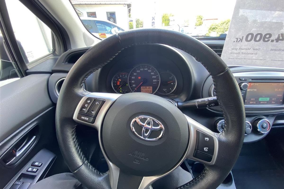 Toyota-Yaris-2011-5