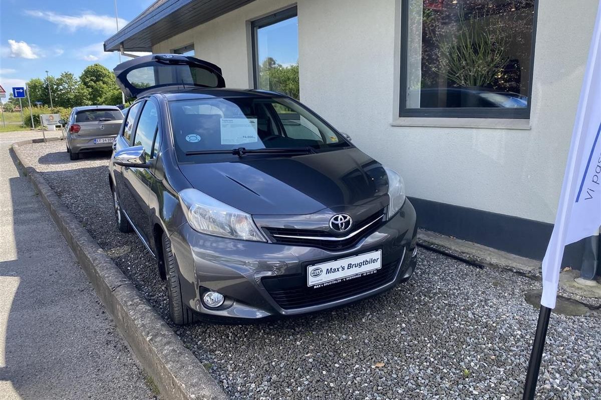Toyota-Yaris-2011
