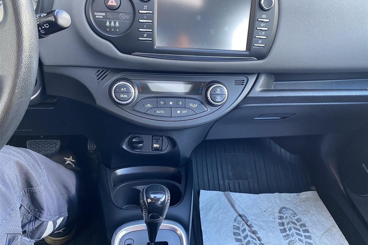 Toyota-Yaris-2019-6