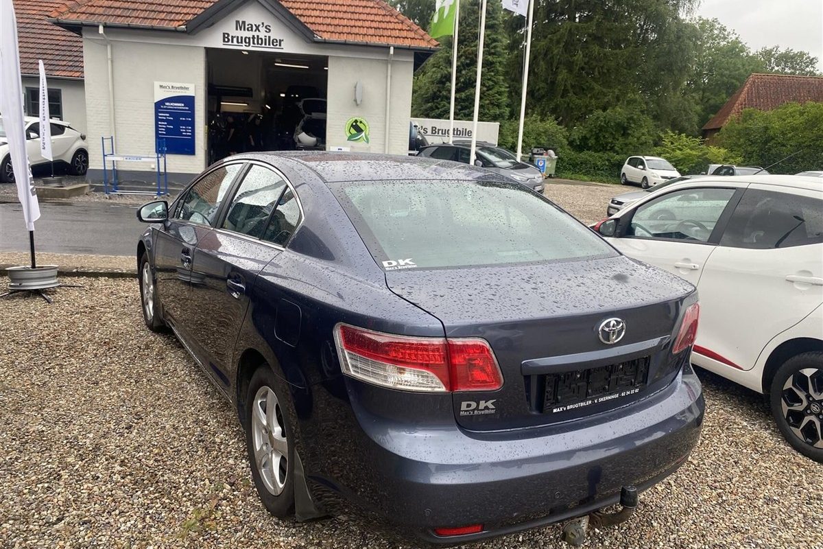 Toyota-Avensis-2010-1
