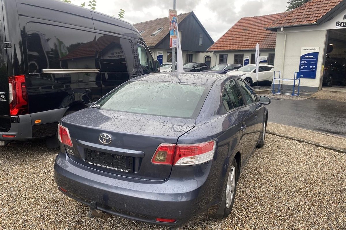Toyota-Avensis-2010-2