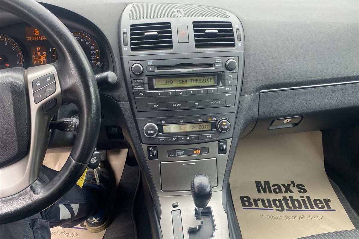 Toyota-Avensis-2010-3
