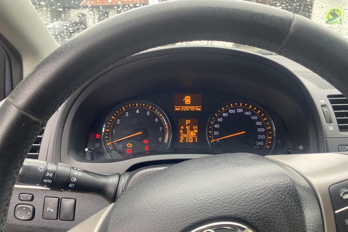 Toyota-Avensis-2010-4
