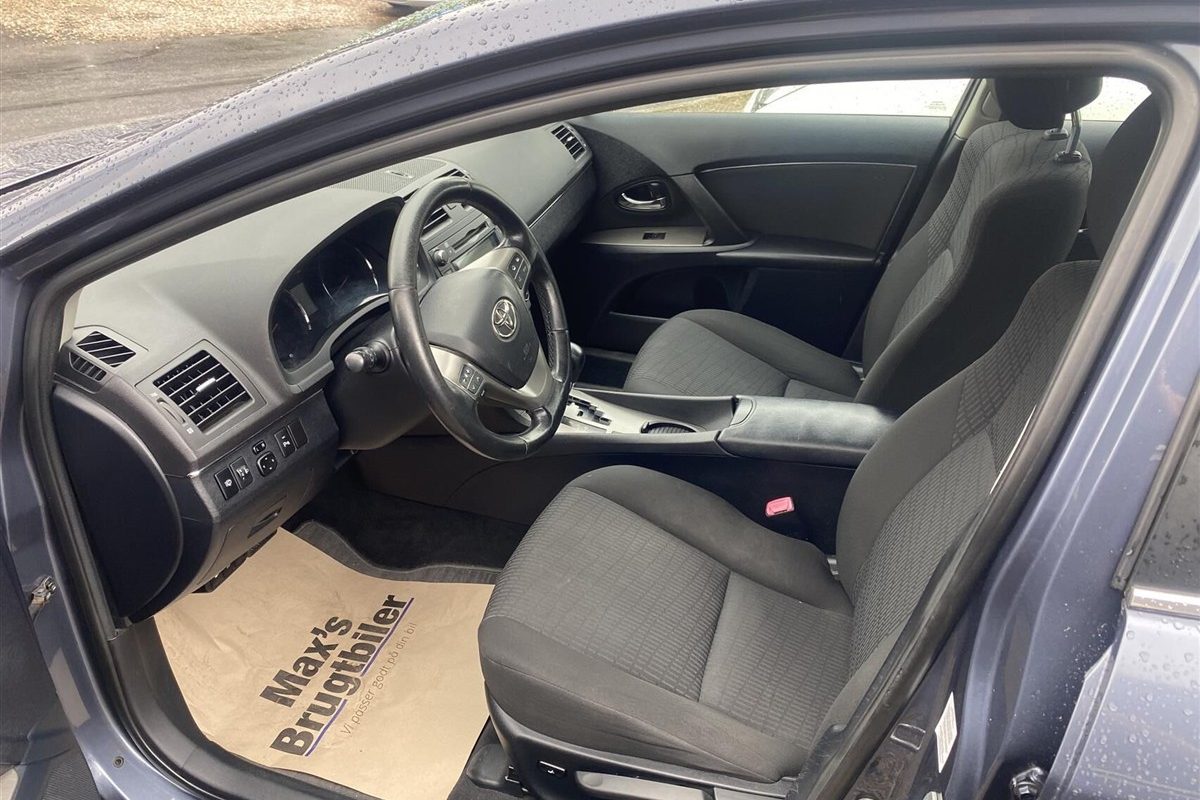 Toyota-Avensis-2010-5