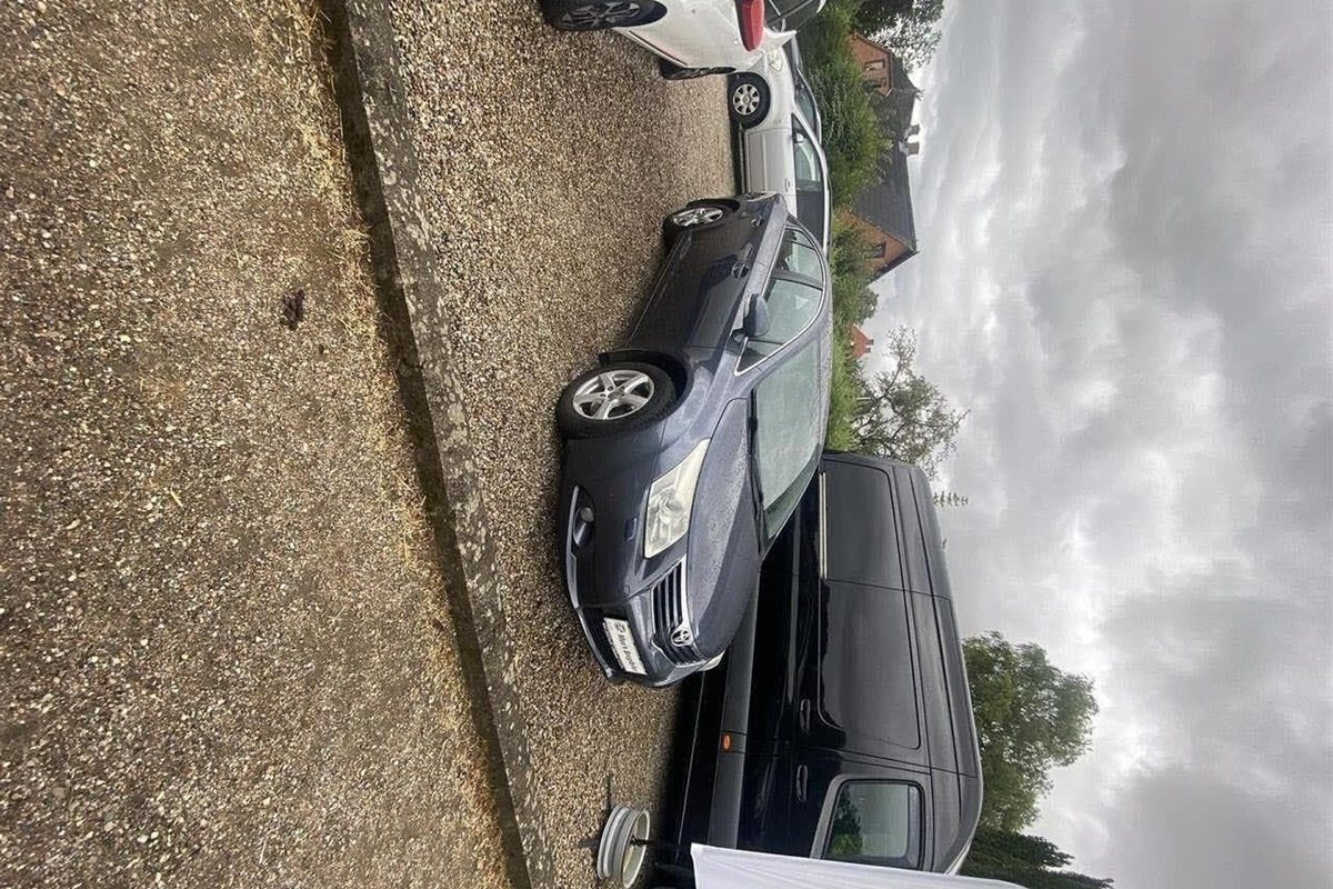 Toyota-Avensis-2010