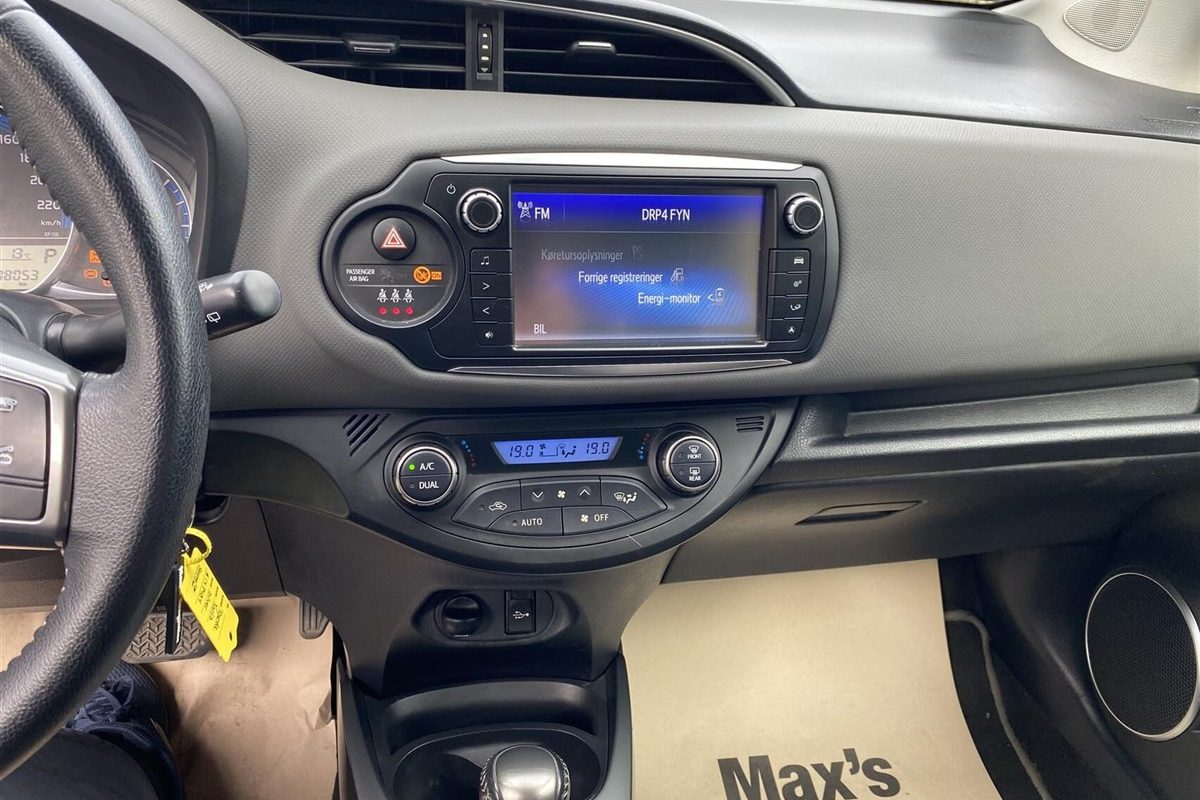 Toyota-Yaris-2015-4