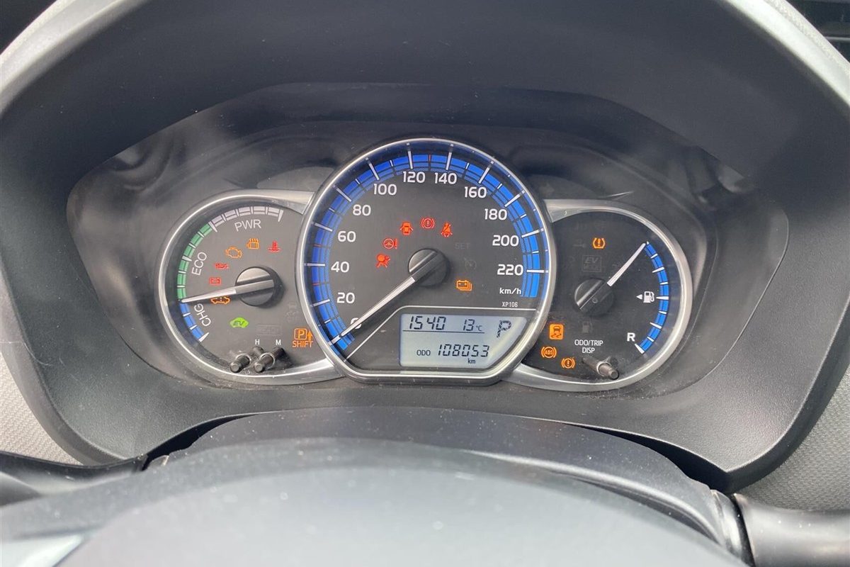 Toyota-Yaris-2015-5