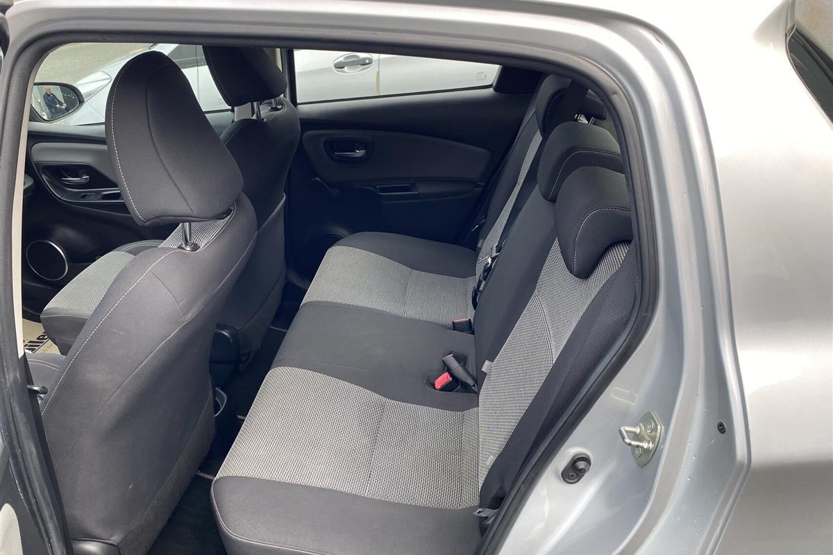 Toyota-Yaris-2015-6