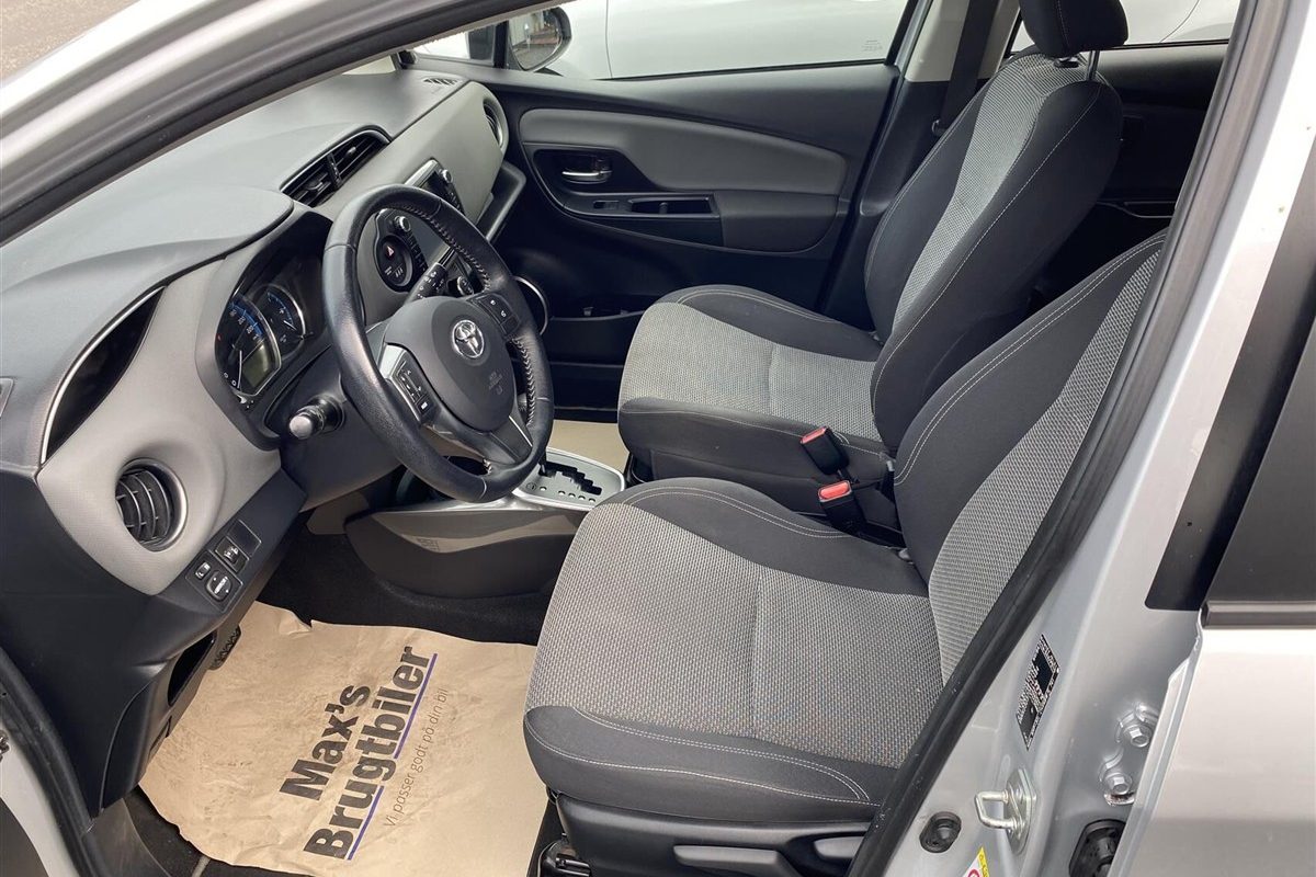 Toyota-Yaris-2015-7