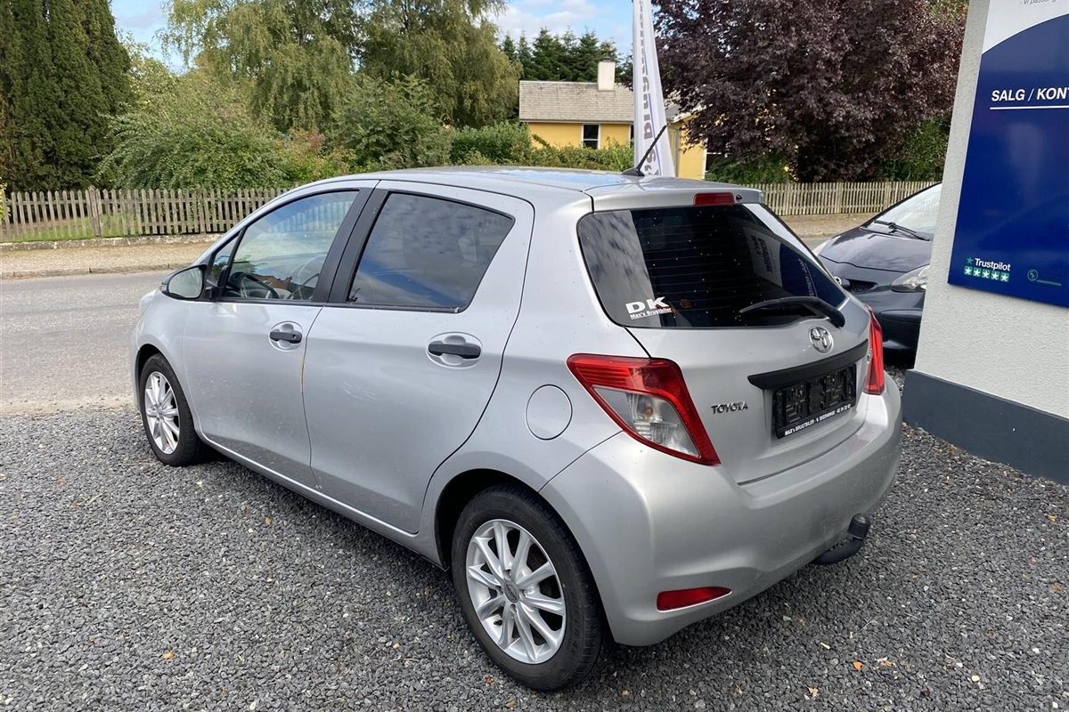 Toyota-Yaris-2012-1