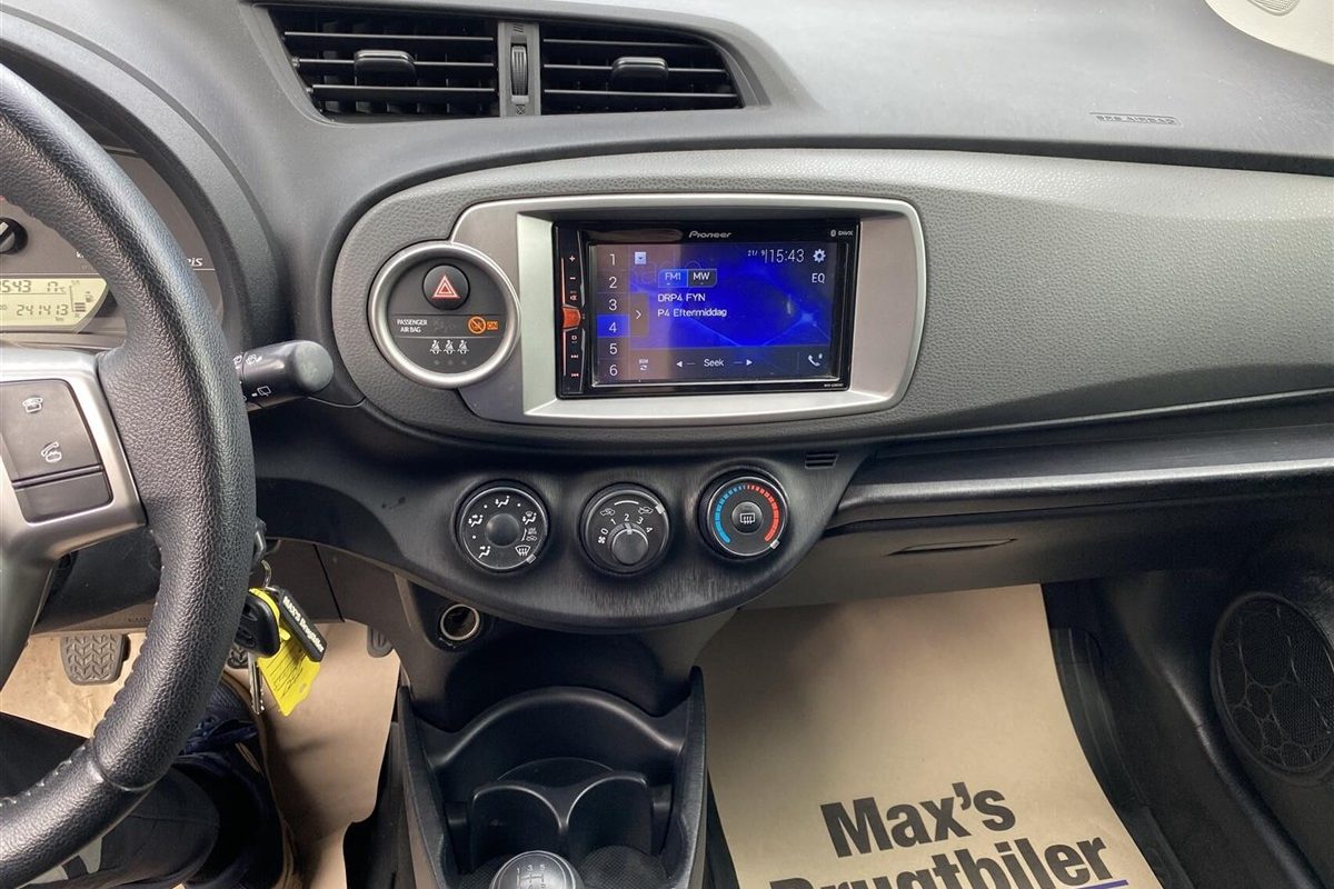 Toyota-Yaris-2012-3