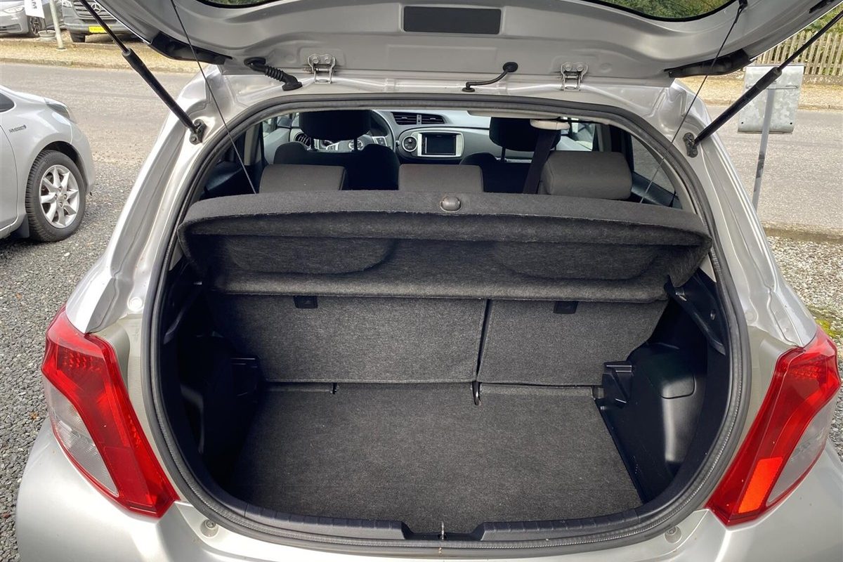 Toyota-Yaris-2012-4