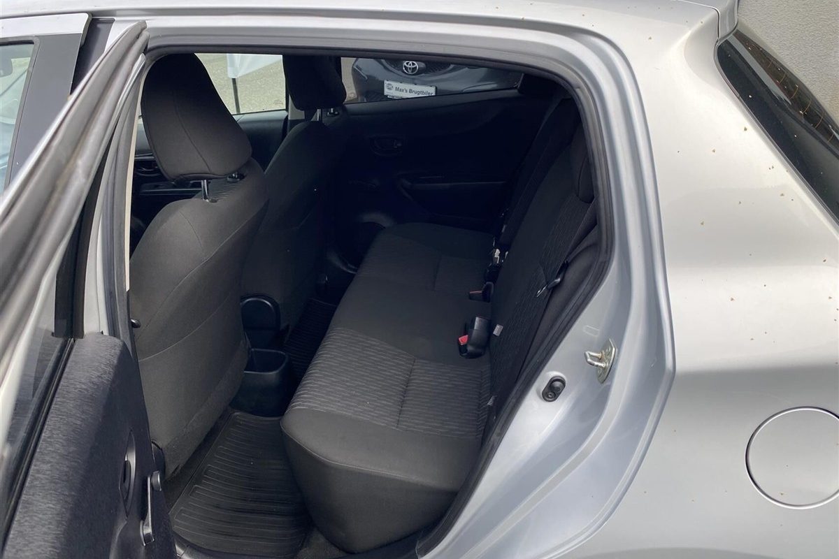 Toyota-Yaris-2012-5