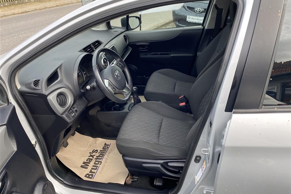 Toyota-Yaris-2012-6