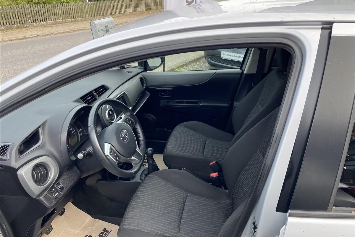 Toyota-Yaris-2012-7