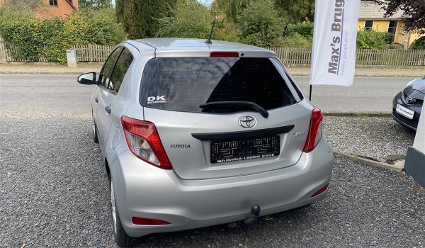 Toyota-Yaris-2012